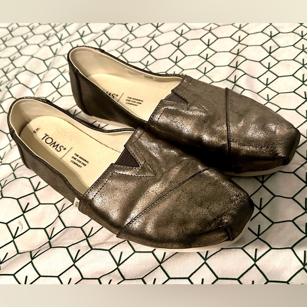 TOMS Flats